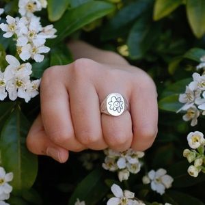 July Child- sterling silver indifferent daisy ring